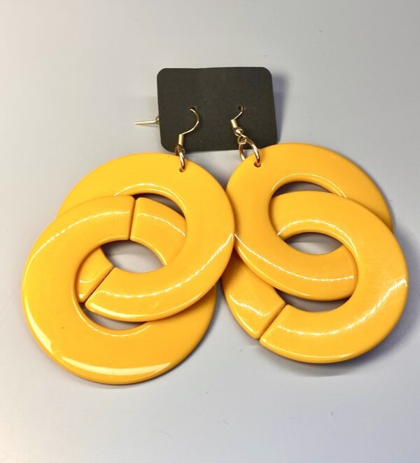 Boucles d'oreilles maillons Mila jaune – Image 2