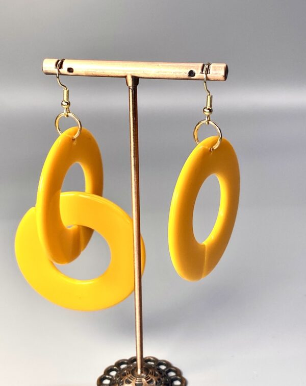 Boucles d'oreilles maillons Mila jaune – Image 6