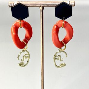 Boucles d'oreilles maillons rouge visage femme