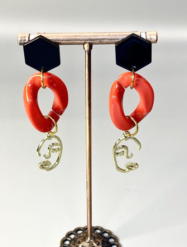 Boucles d'oreilles maillons rouge visage femme