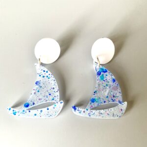 Boucles d’oreilles d'été bateau en résine paillettes bleues boucle blanche cache trou de lobe.