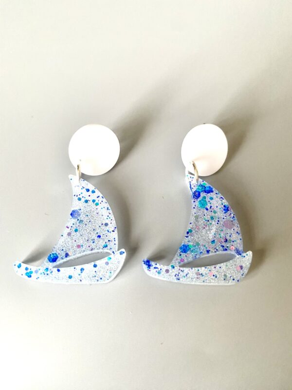 Boucles d’oreilles d'été bateau en résine paillettes bleues boucle blanche cache trou de lobe.