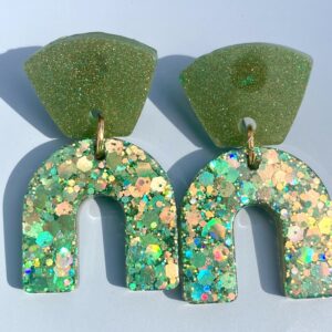 Émeraude Pop 💚 Boucles d’Oreilles Pendantes Vertes – Résine Époxy & Paillettes