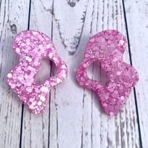 Boucles d’oreilles “Lava Rose” – Résine époxy & paillettes dorées asymétrique